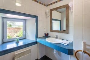 Shower, hair dryer - Holiday Home 'Aux Agapanthes', Shared Pool, Private Terrace, Landscaped Park, Free Wi-Fi (Aumagne)