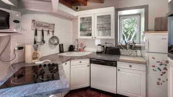 Frigorifero, microonde, forno, piano cottura