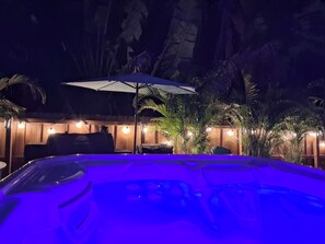 Outdoor spa tub - Key West-style furnished cottage in Punta Gorda’s historic district (Punta Gorda)