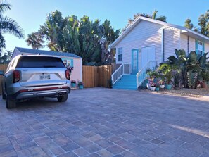 Exterior - Key West-style furnished cottage in Punta Gorda’s historic district (Punta Gorda)