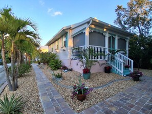 Exterior - Key West-style furnished cottage in Punta Gorda’s historic district (Punta Gorda)