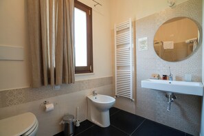 Haartrockner, Bidet, Handtücher, Seife