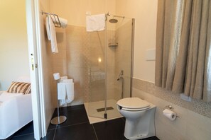 Haartrockner, Bidet, Handtücher, Seife