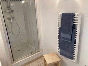 Shower, hair dryer, towels - Bed and Breakfast 'Ti Brao - Le Braz' with Shared Garden and Wi-Fi (Penvénan)