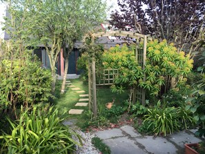 Property grounds - Bed and Breakfast 'Ti Brao - Curie' with Shared Garden and Wi-Fi (Penvénan)