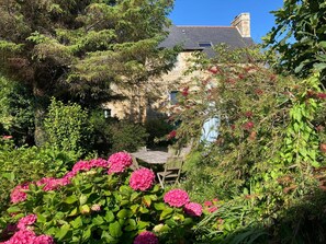 Exterior - Bed and Breakfast 'Ti Brao - Curie' with Shared Garden and Wi-Fi (Penvénan)