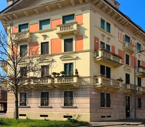 Exterior - Casa Achille · Quiet design stay near M5 (Milano)