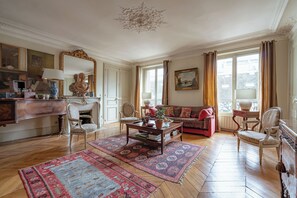 Living area - Parisian Muse, by Veeve (Paris)
