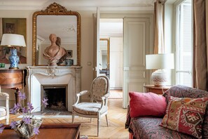 Living area - Parisian Muse, by Veeve (Paris)