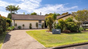 Exterior - Forster Haven on Karloo - Bright, Stylish & Central (Forster)