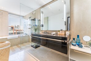 Shower, hair dryer, bidet, towels - High Floor 1BR, Balcony with Dubai Water Canal Views, Near Dubai Marina Mall and JBR Beach - The Address Residences, Dubai Marina (Dubai)
