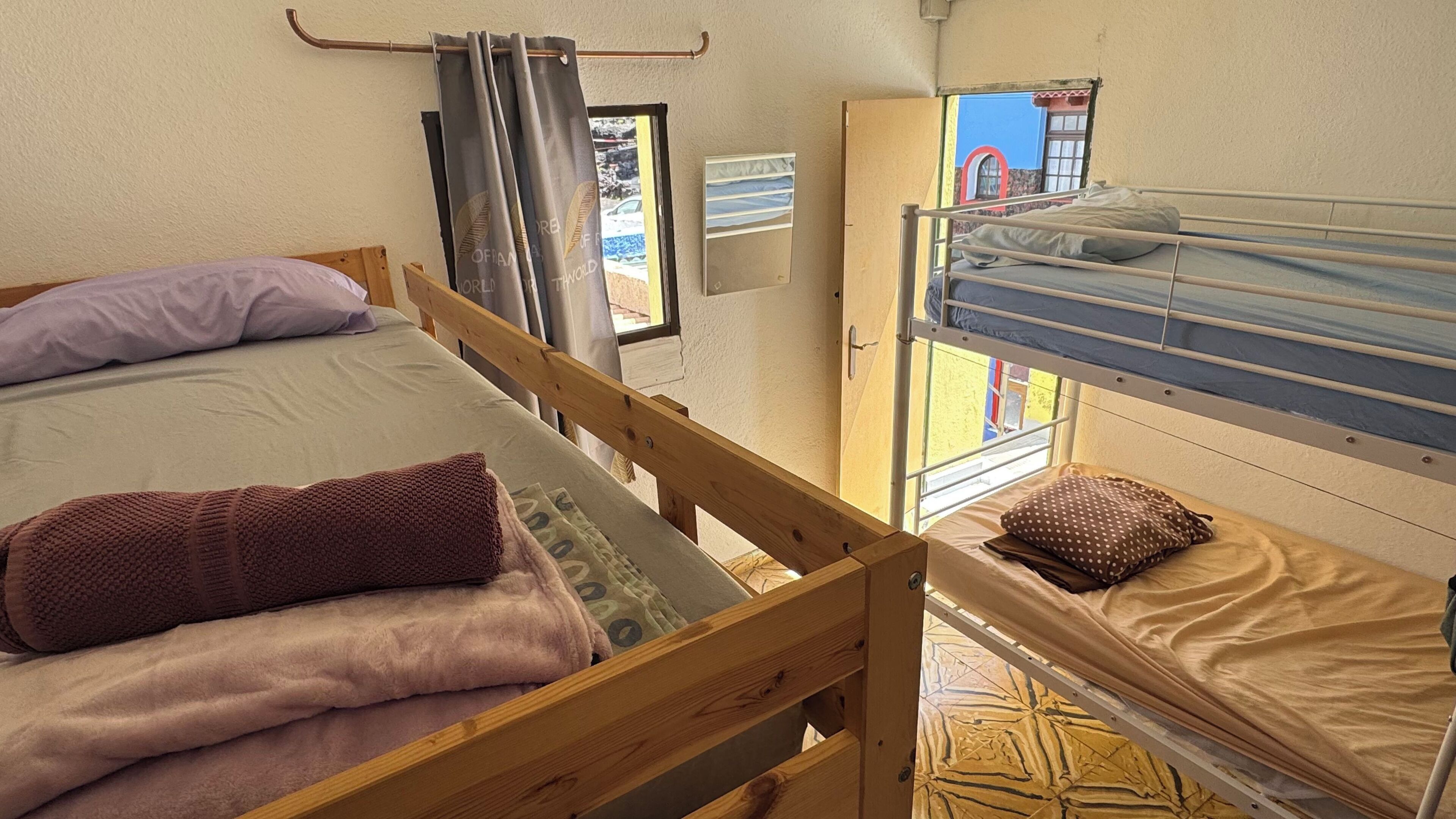 ห้องเบสิกพักรวม, ผู้หญิงเท่านั้น