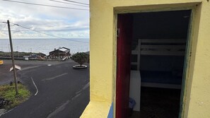 ห้  องเบสิกพักรวม, หอพักรวม, หันหน้าสู่ทะเล | บริเวณภายนอก