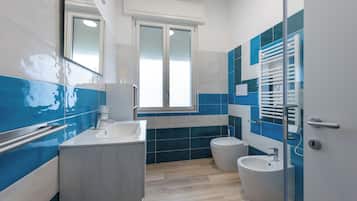 Leilighet, balkong, bakgårdsutsikt | Bad