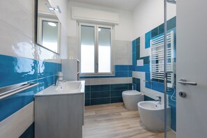 Appartement, balcon, vue cour intérieure | Salle de bain