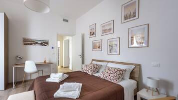 Appartamento, balcone, vista cortile | Una scrivania