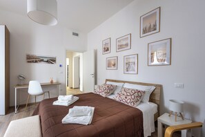 Apartment, Balkon, Blick auf den Innenhof