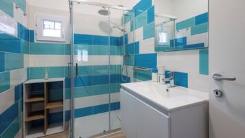 Appartamento, balcone, vista cortile | Bagno | Doccia, set di cortesia gratuito, asciugacapelli, bidet