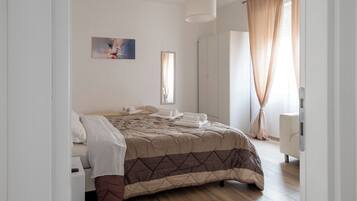 Apartment, Balkon, Blick auf den Innenhof