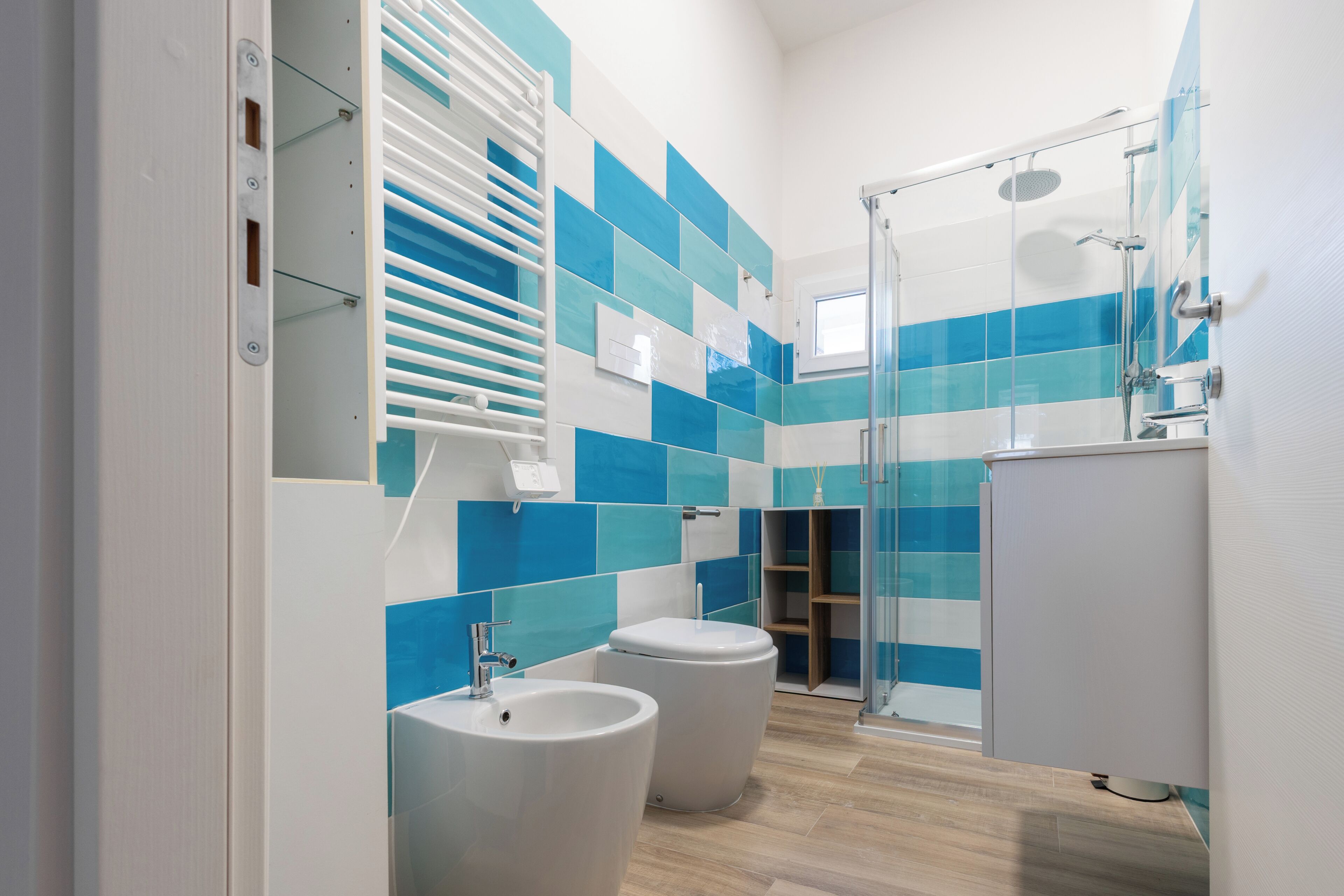 Apartment, Balkon, Blick auf den Innenhof | Badezimmer | Dusche, kostenlose Toilettenartikel, Haartrockner, Bidet