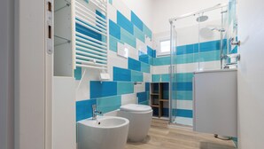 A modern bathroom with a shower, two sinks, and a toilet. - Nadia Flat - 10 minutes from the beach (Montesilvano)