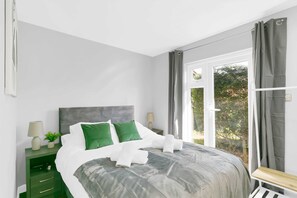 2 bedrooms, desk, iron/ironing board, WiFi