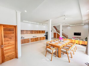 Dining - Dolphin 1 – Deluxe Double Room in New Villa on Lovina Beach (Buleleng)