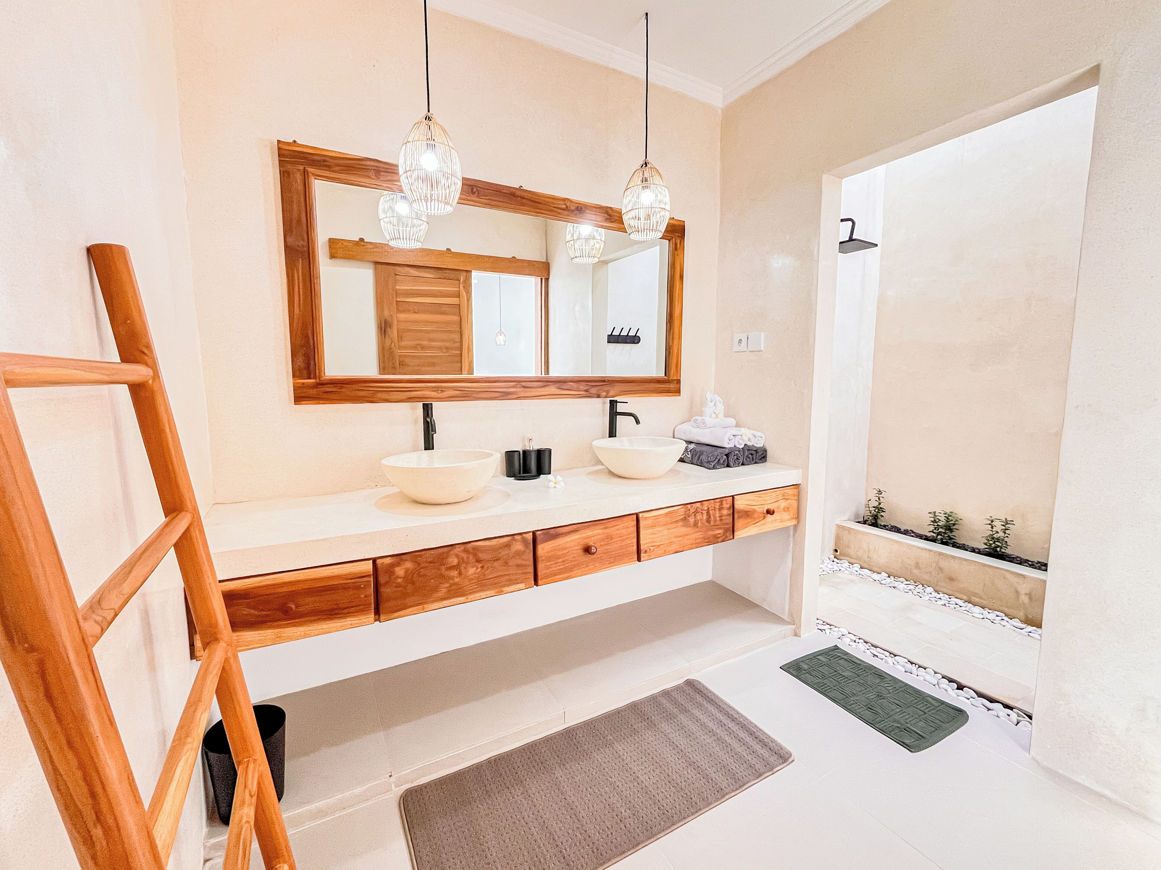 シャワー、ヘアドライヤー、タオル、トイレットペーパー