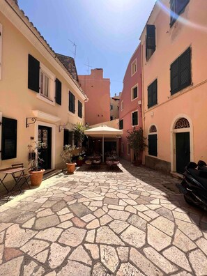 Outdoor dining - Holiday Home 'Moraitis Apartment 2' with Wi-Fi (Κέρκυρα)