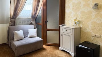 Basic Double Room | Living area