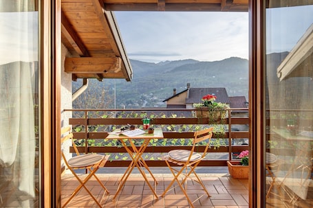 Ristorazione all'aperto. Casa Vacanze 'Grace House' con Vista Montagna, Terrazza in Comune e Wi-Fi
