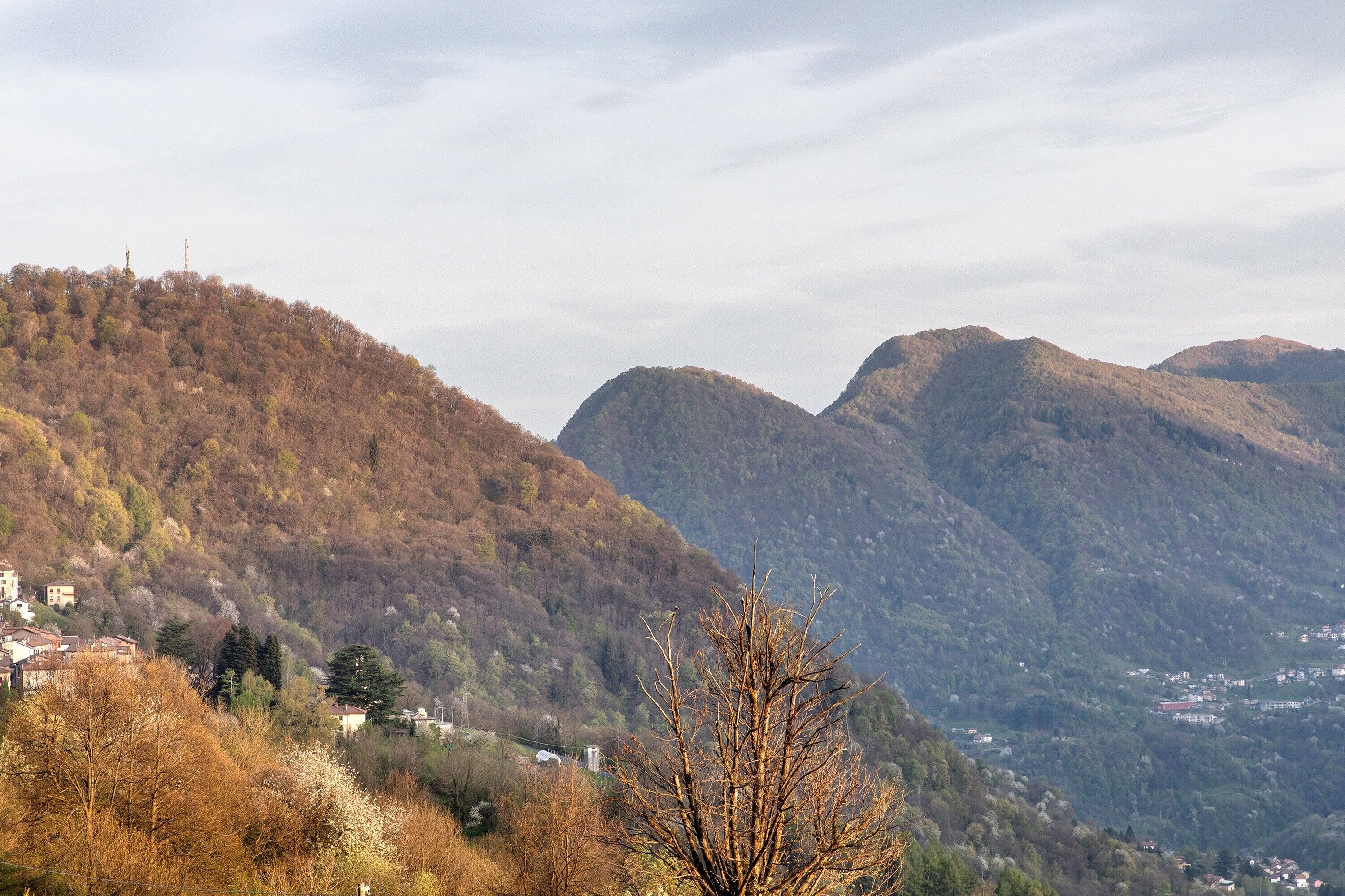 Een bergachtig landschap met een dorpje verscholen in de vallei.