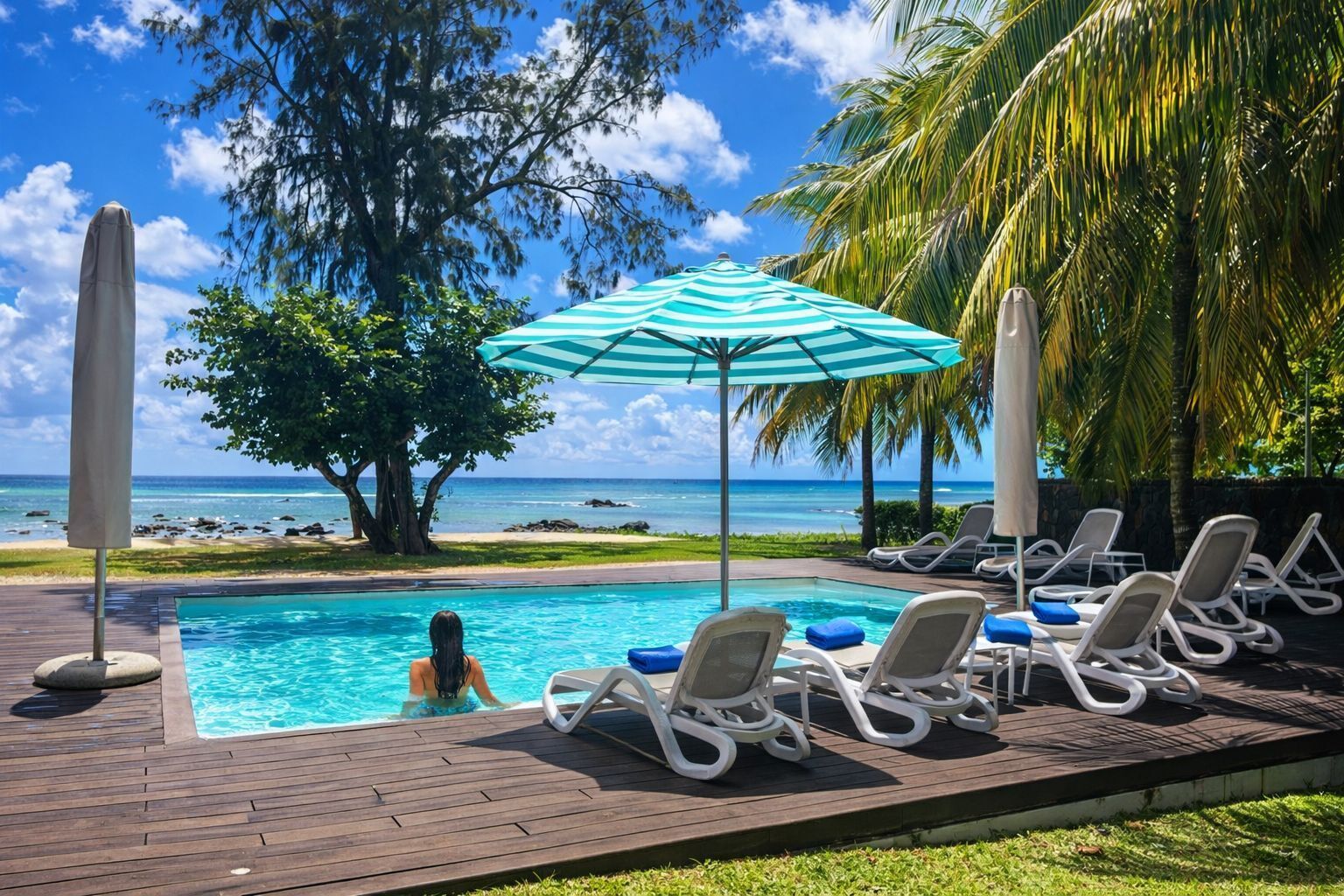 Una piscina al aire libre