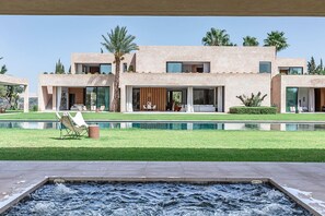A modern house with a swimming pool, a hot tub, and a well-maintained lawn. - Villa Massinissa with pool - My Rental Homes (El Rhechat)