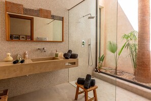 Douche, sèche-cheveux
