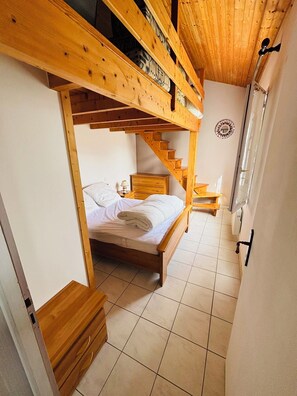 Iron/ironing board, Internet, bed sheets