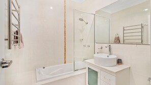 Shower - Echo Waves is your tranquility getaway in stunning Kiama. (Kiama)