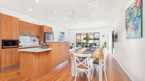 Microwave, dishwasher, coffee/tea maker - Echo Waves is your tranquility getaway in stunning Kiama. (Kiama)