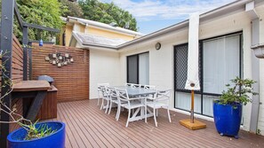 Outdoor dining - Echo Waves is your tranquility getaway in stunning Kiama. (Kiama)
