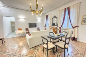TV - Casa Viberti Mazzini, Authentic Tradition in the Heart of the Langhe (Serralunga d'Alba)