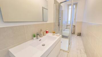 Dusche, Bidet, Handtücher, Shampoo