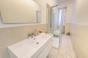 Shower, bidet, towels, shampoo - Casa Viberti Mazzini, Authentic Tradition in the Heart of the Langhe (Serralunga d'Alba)