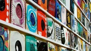 A wall of bookshelves with various books and magazines. - Hotel Indigo Cardiff (Cardiff)