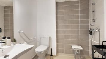 Douche, articles de toilette gratuits, serviettes fournies, savon