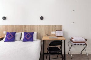 Familiekamer | Een bureau, een laptopwerkplek, gratis wifi