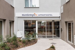 A modern apartment building with a sign reading 'montempo | APPARTHOTEL.' - Montempô Lille Gares (Lille)