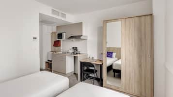 Standaard Twin kamer | Een bureau, een laptopwerkplek, gratis wifi