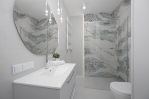 Shower, hair dryer, towels, shampoo - Modern Apartment in Warsaw | Balcony and Parking (Warszawa)