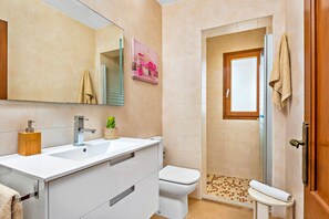 Shower, hair dryer, towels - Tolo 3 bedroom villa, Cala'n Blanes (Ciutadella de Menorca)