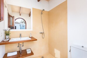 Shower, hair dryer, towels - Tolo 3 bedroom villa, Cala'n Blanes (Ciutadella de Menorca)